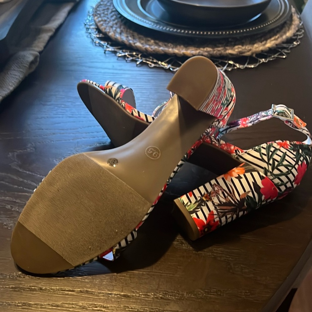 WOR BECKWITH FLORAL HEELS! - Picture 4 of 5